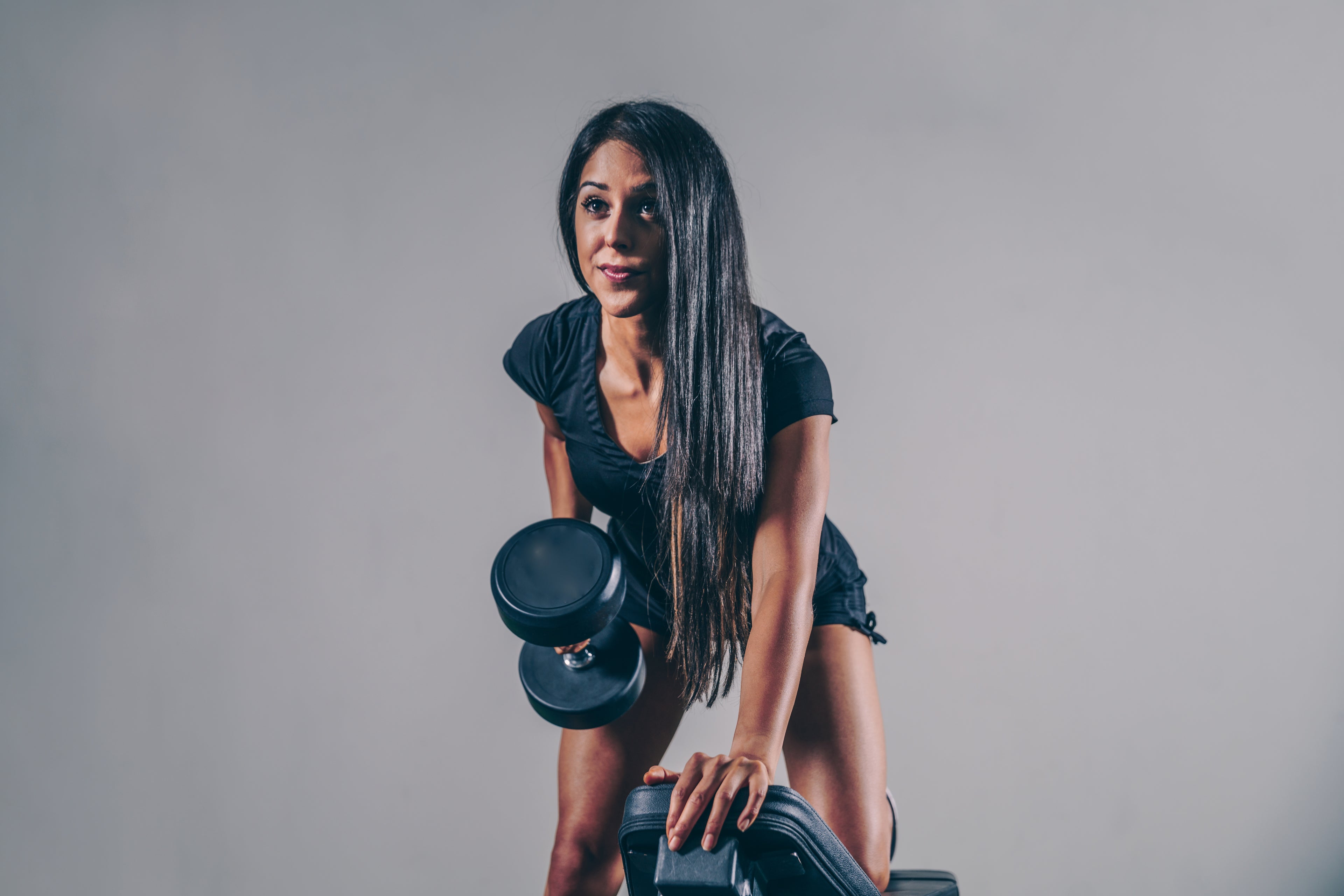 A lady lifting dumbbell